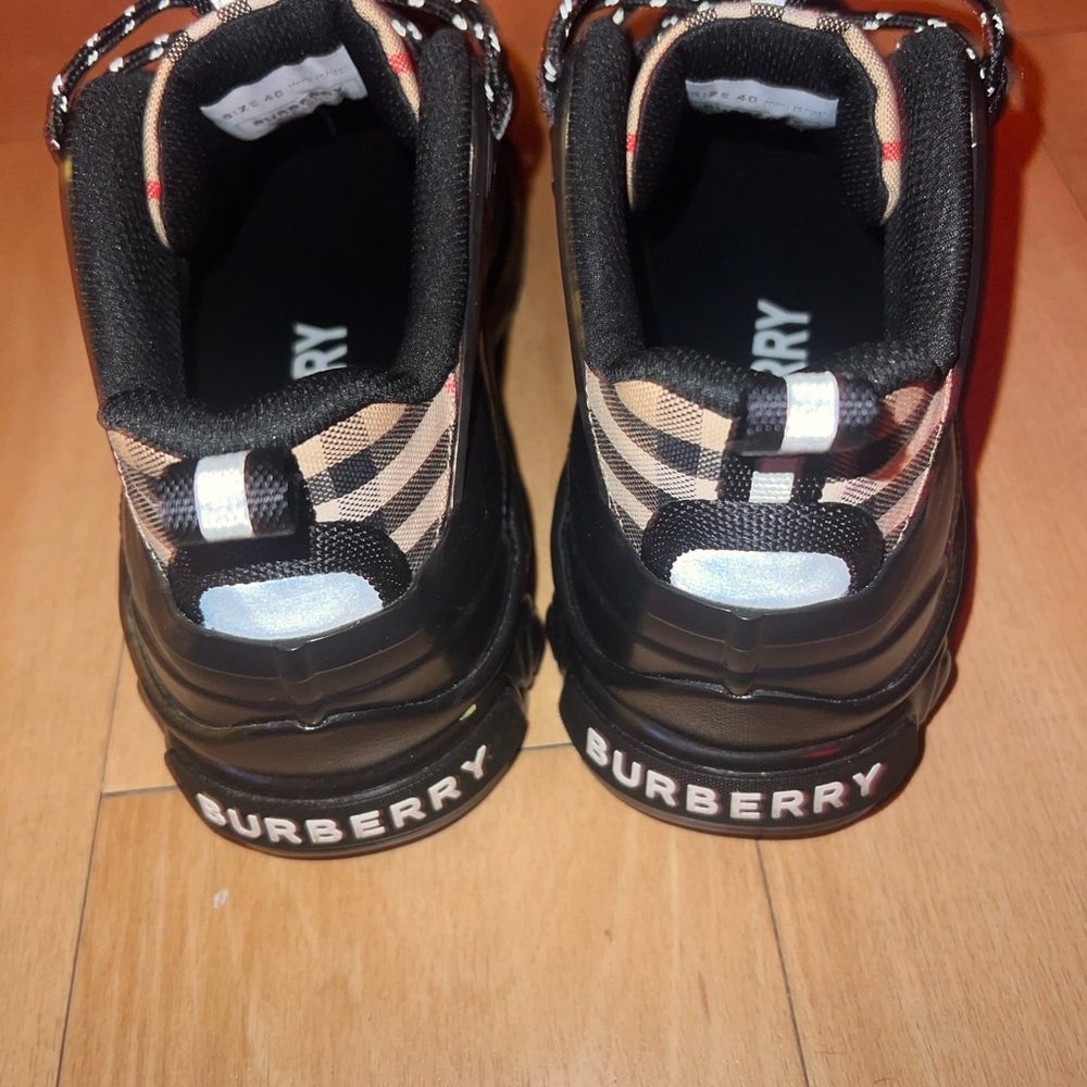 Burberry shoes - Picture 3 of 5
